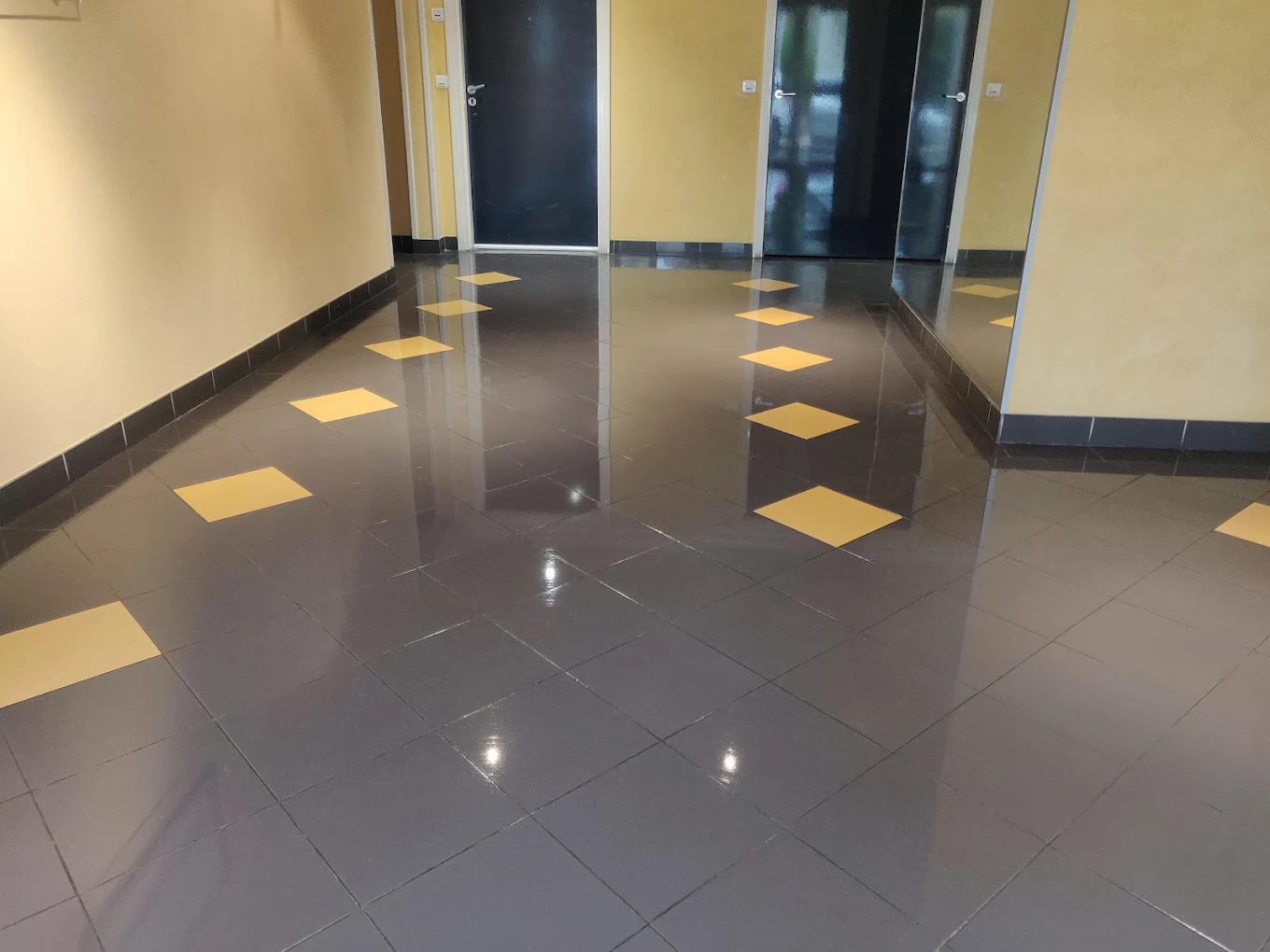 Couloir avec carrelage aux accents dorés