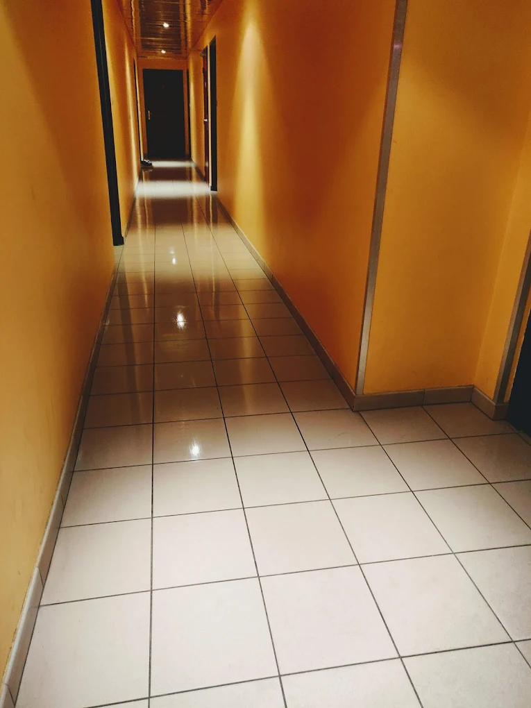Couloir d'immeuble parfaitement entretenu
