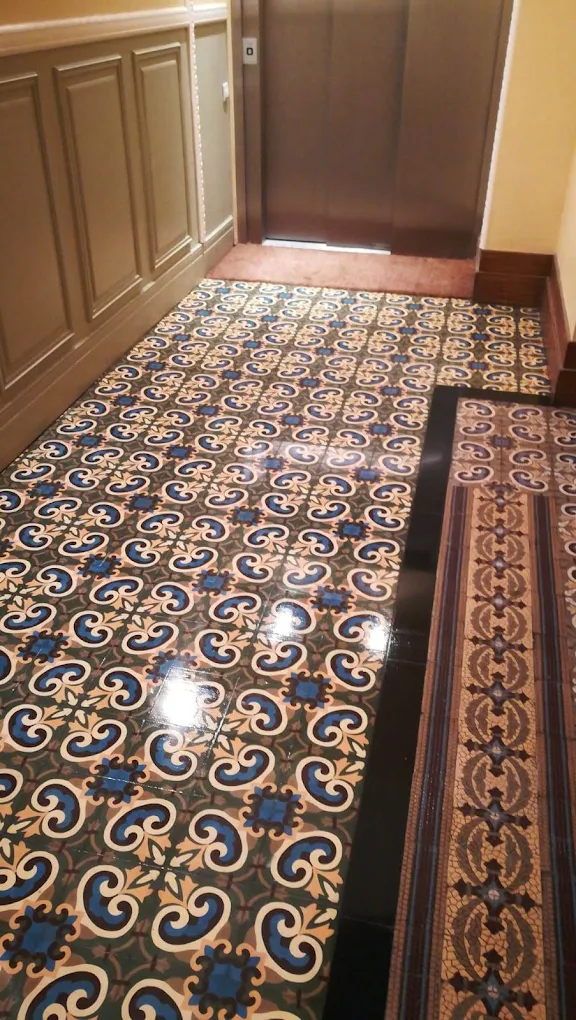 Hall d'immeuble au carrelage à motifs