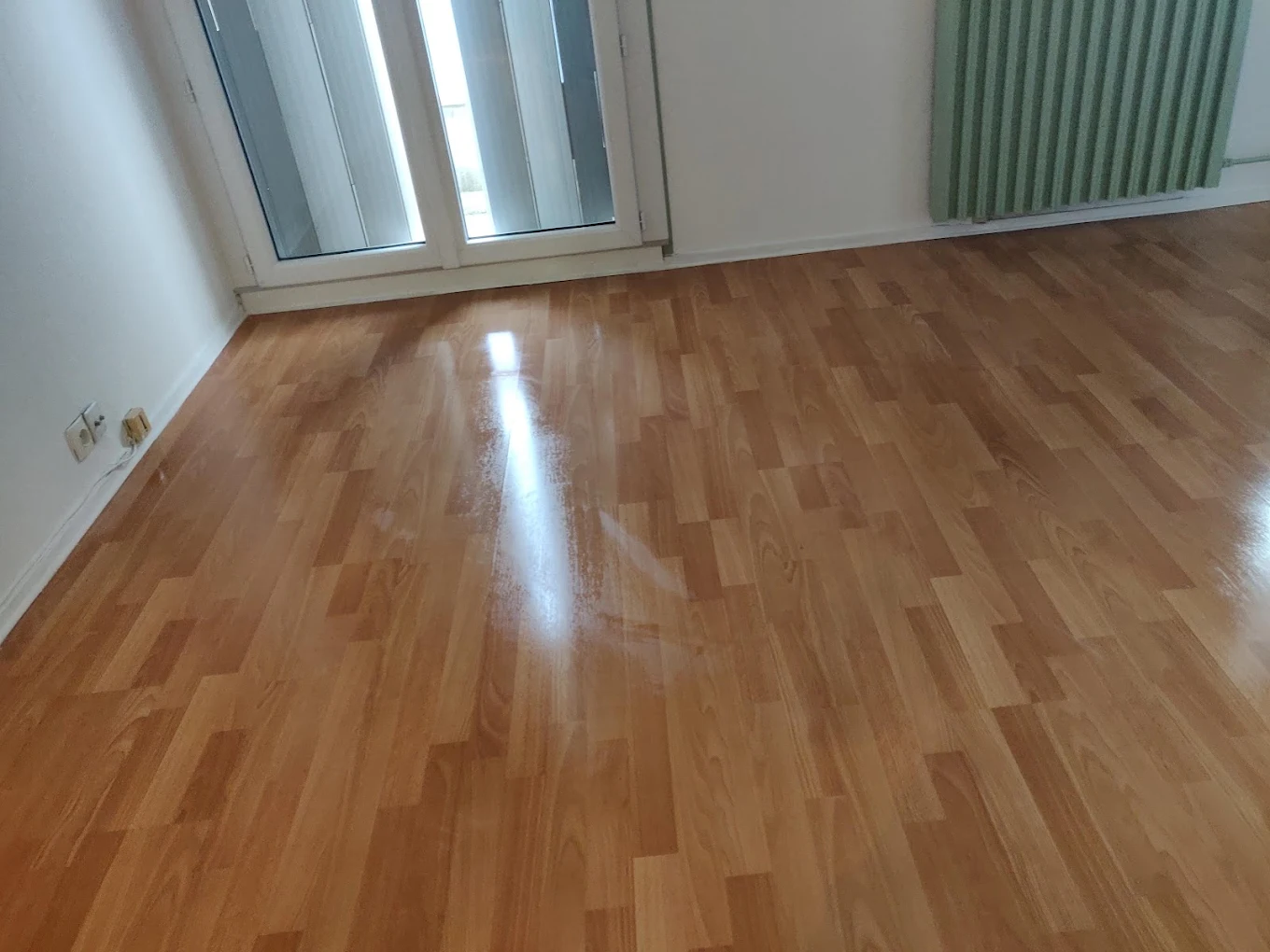 Parquet stratifié fraîchement entretenu
