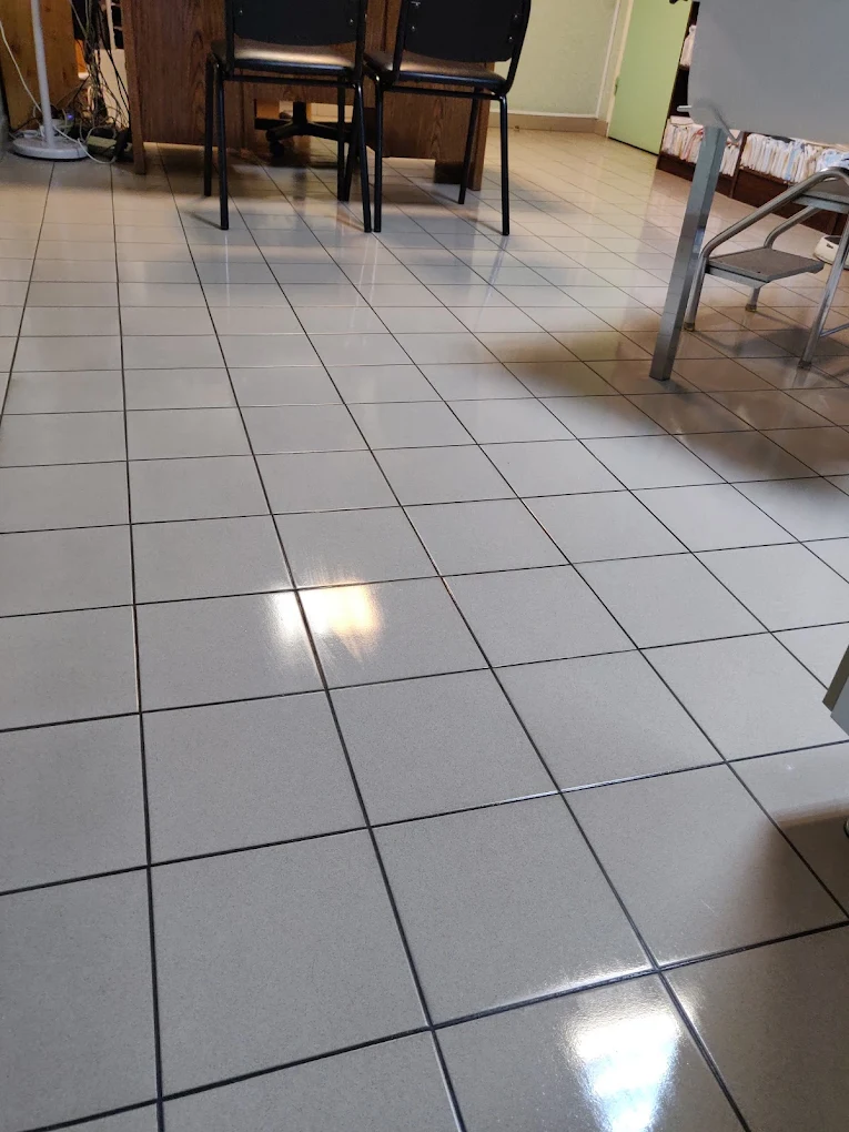 Salle de réunion au carrelage brillant